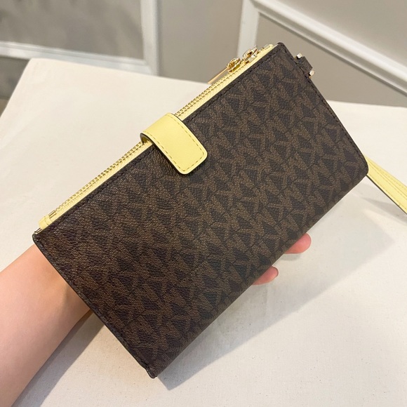 🌼NeW! Michael Kors Double Zip Wallet - Picture 3 of 5